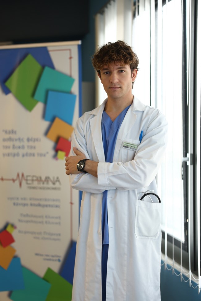 Ο ΓΙΑΤΡΟΣ - Μιχάηλ Ταμπακάκης (Μάριος Απέργης)