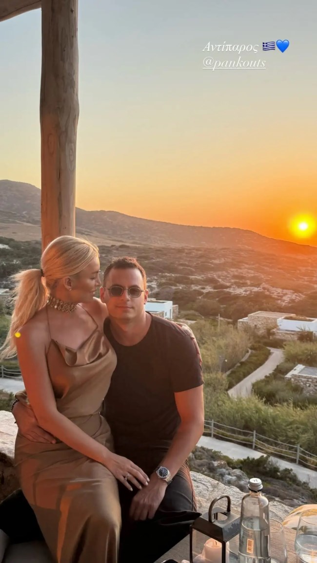 Η Κατερίνα Καινούργιου αγκαλιά με τον Παναγιώτη Κουτσουμπή στην Αντίπαρο