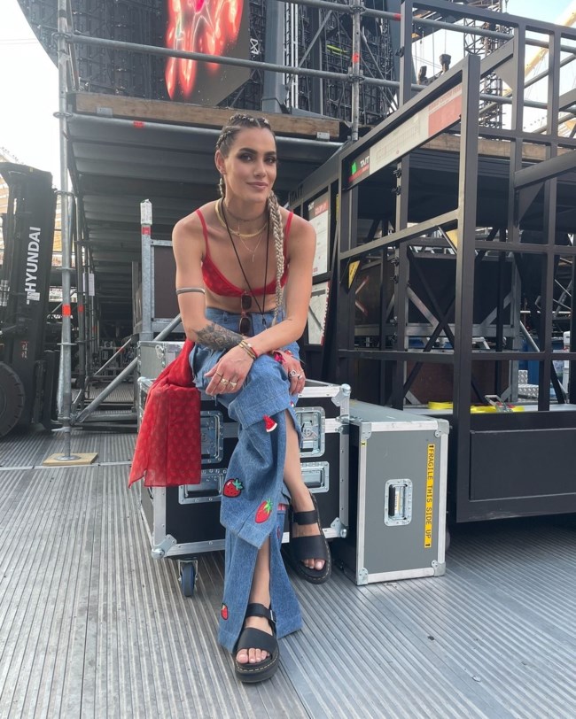 Η Αντωνία Καούρη εντυπωσίασε με σανδάλια Dr. Martens στη συναυλία των Coldplay στην Αθήνα