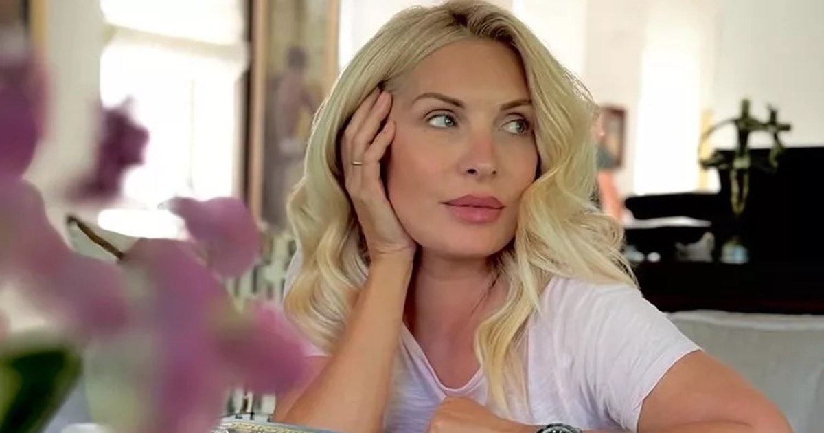 Η Ελένη Μενεγάκη σε summer mood - Τα hot στιγμιότυπα με ηλιοκαμένο look