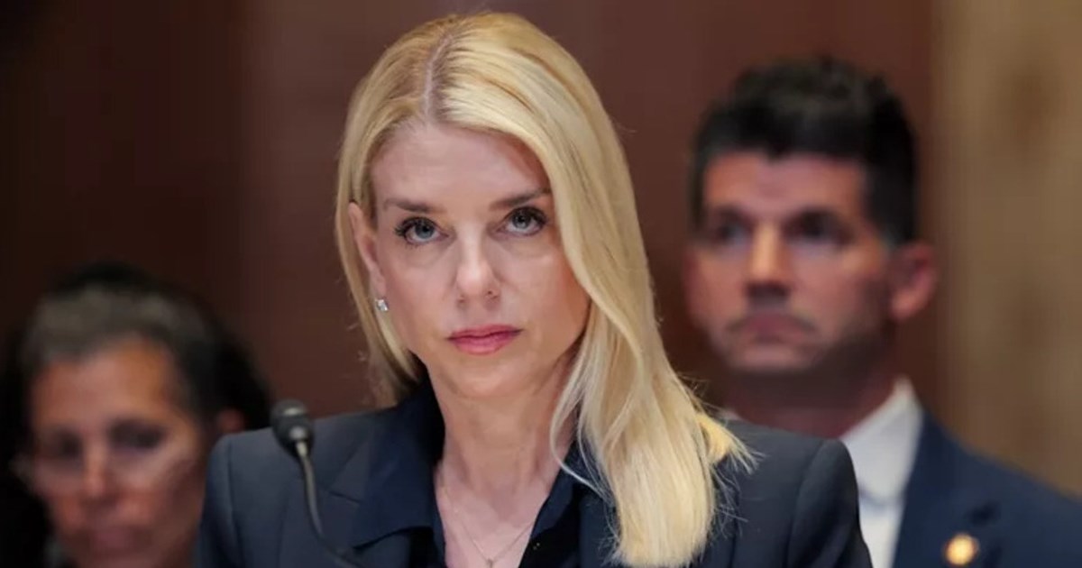 Pam Bondi | Ποια είναι η εντυπωσιακή υπουργός Δικαιοσύνης των ΗΠΑ, που απέλυσε ο Trump;