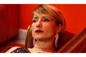 Mε maxi black dress και τον Νικηφόρο Χαραγκιώνη στο πλευρό της | Η Ευδοκία Ρουμελιώτη στην avant premiere της σειράς "Τρομεροί Γονείς" - εικόνα 2