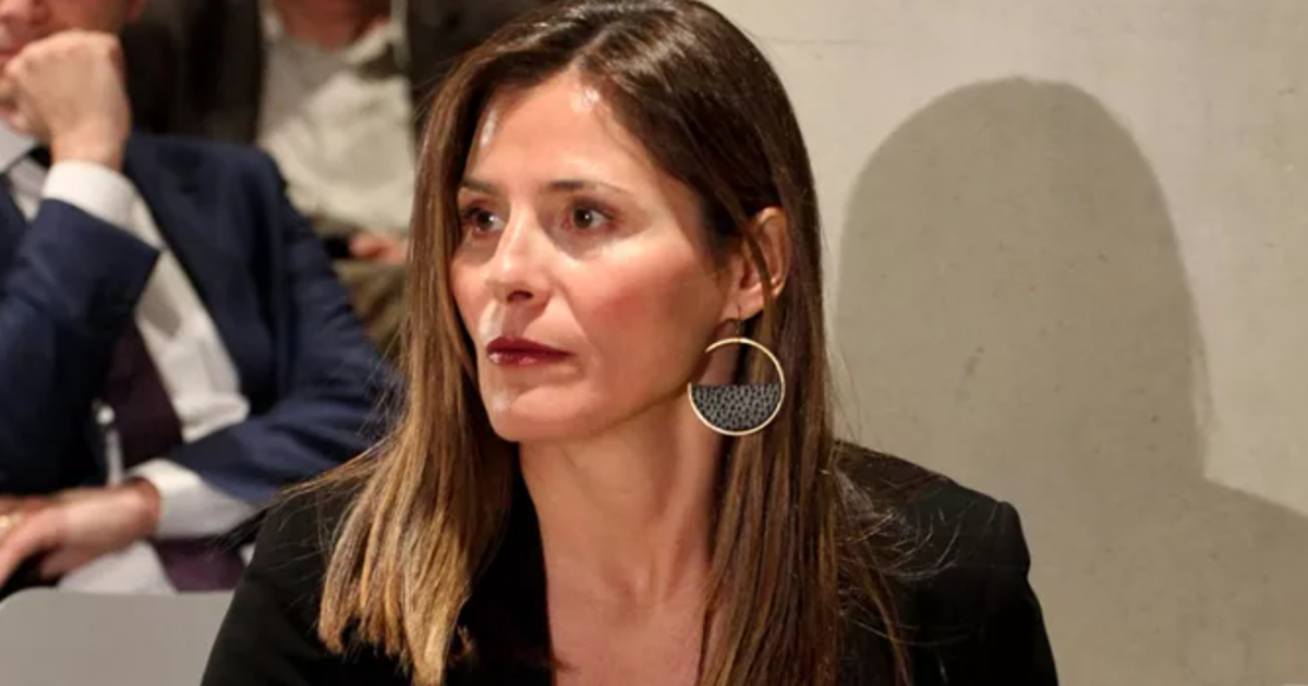 Η εμφάνιση της Μπέτυς Μπαζιάνα με τα παπούτσια που λατρεύουμε να μισούμε