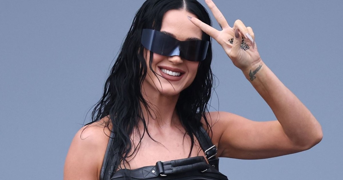 Η Katy Perry πέταξε την πιστωτική της κάρτα στην Φοντάνα Ντι Τρέβι για να κάνει ευχή