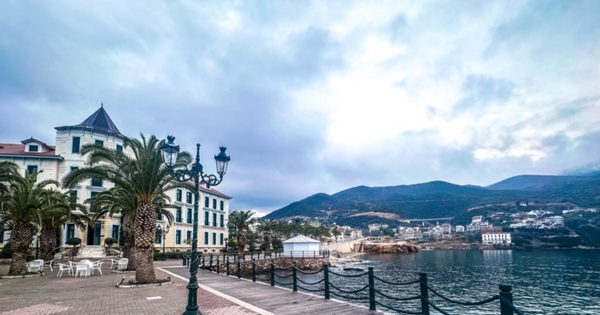 Καιρός: Ηλιοφάνεια, ζέστη και... βροχές την Κυριακή - Πότε έρχεται 