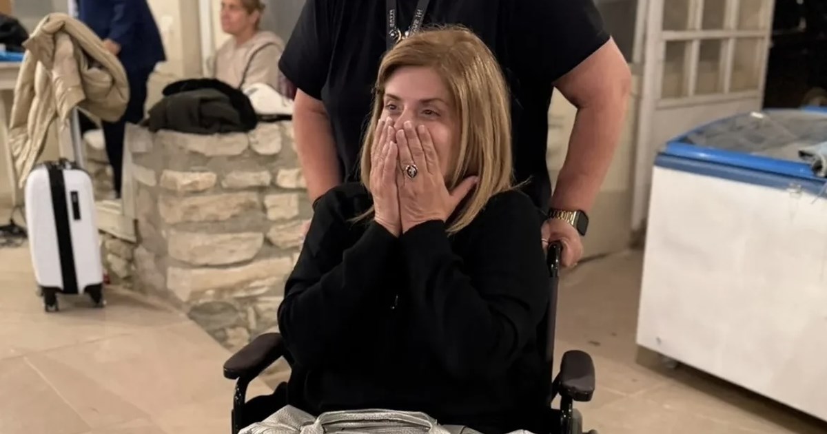 Σε αμαξίδιο η Βάσια Παναγοπούλου στο τελευταίο γύρισμα για τη Γη της Ελιάς: 