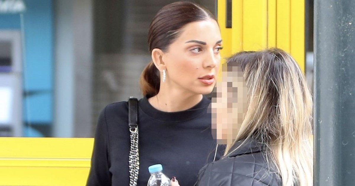 Η Σταματίνα Τσιμτσιλή στο πλευρό της Τίνας Μεσσαροπούλου - Οι φωτογραφίες από την άφιξη στον Ευαγγελισμό