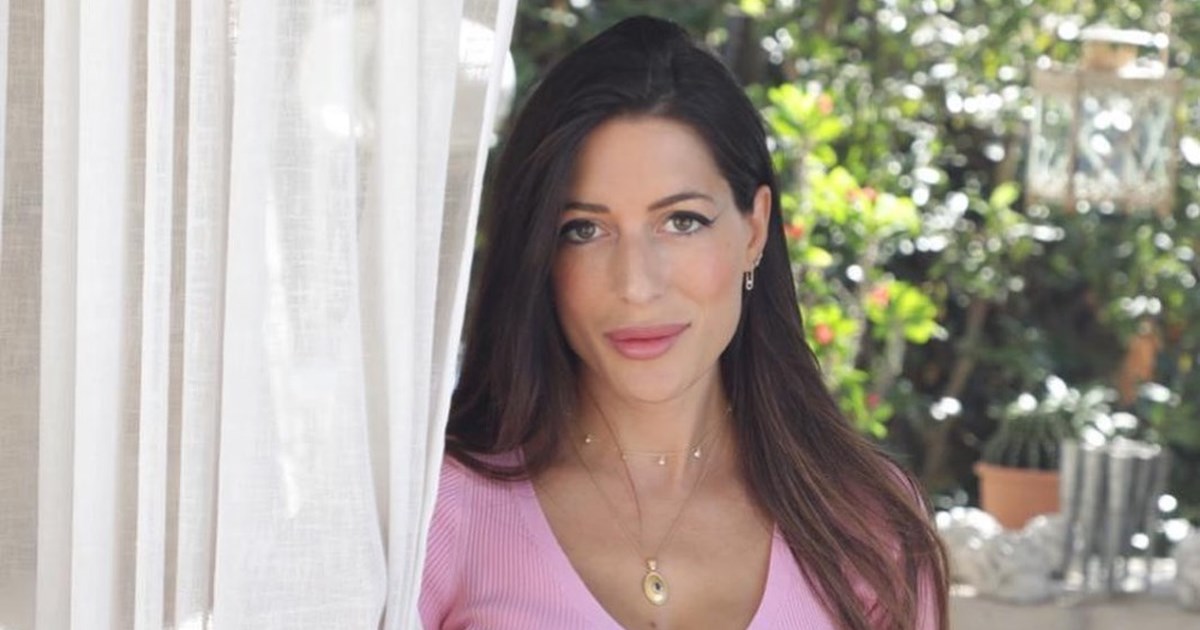 Η εγκυμονούσα Φλορίντα Πετρουτσέλι με statement floral φόρεμα σε θεατρική πρεμιέρα