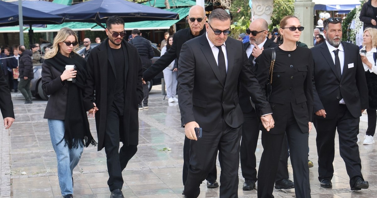 Κηδεία Μαρινέλλας | Αντώνης Ρέμος & Χρήστος Μάστορας μαζί με τις Υβόννη Μπόσνιακ & Γαρυφαλλιά Καληφώνη