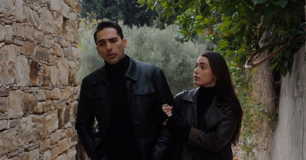 Η γη της Ελιάς | Ο Κωνσταντίνος αιφνιδιάζει τον Κουράκο & ο Παρασκευάς πιάνει τη Φρύνη να του λέει ψέματα