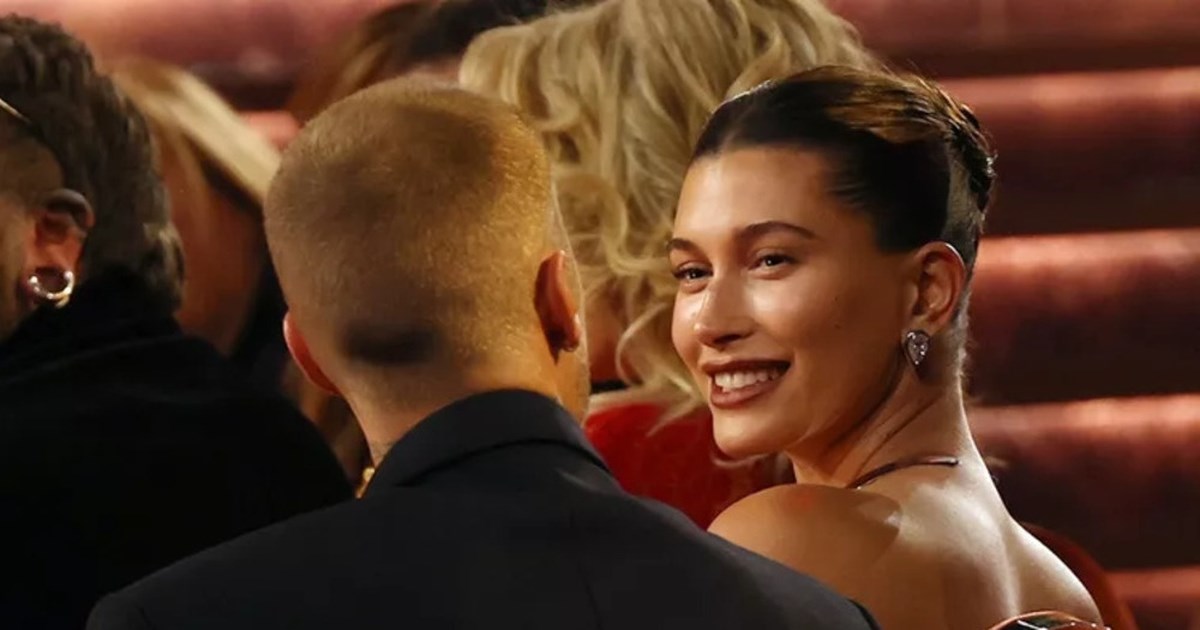 Hailey Bieber | Μοιράζεται αδημοσίευτες φωτογραφίες του Πάσχα με τον Jack Blues και τον Justin Bieber
