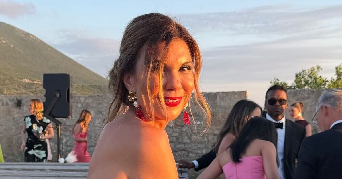 Η αδερφή του Βασίλη Κικίλια ποζάρει στον φακό της Τζένης Μπαλατσινού στον γάμο της Αμαλίας Κωστοπούλου