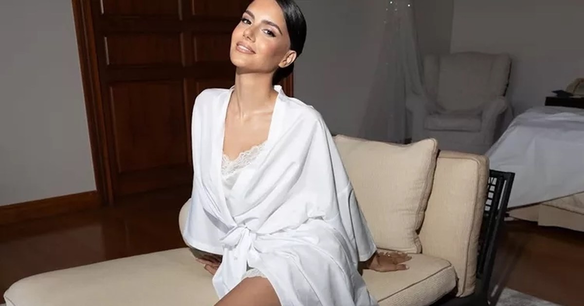 Η Αλεξάνδρα Νίκα με την basic μπλούζα που πρέπει να έχουμε όλες