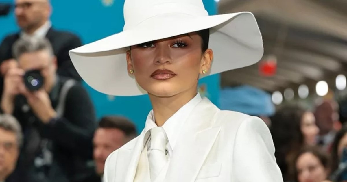 Zendaya | Φωτογραφίζεται κρατώντας την "Οδύσσεια" σε βιβλιοπ