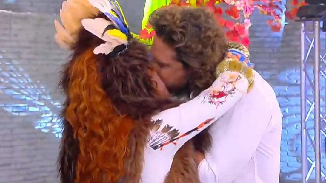 Το καυτό φιλί του Νάσου Παπαργυρόπουλου στη Βάνια