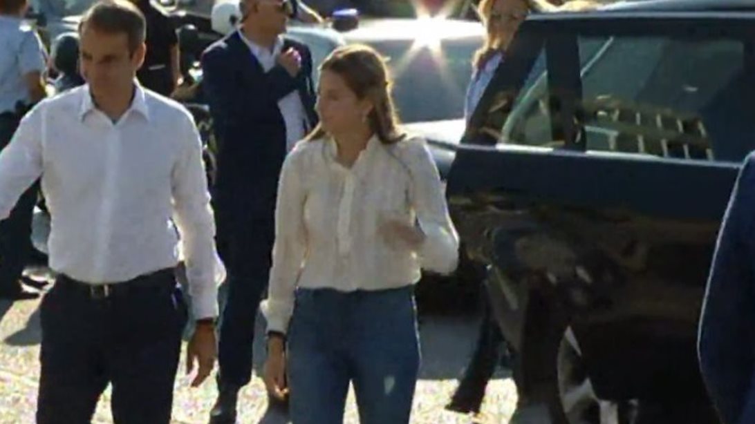 Κυριάκος Μητσοτάκης: Η άφιξη στα γραφεία της ΝΔ  | Με την κόρη &amp; τη σύζυγό του στο πλευρό του
