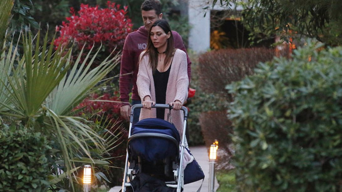 Αντώνης &amp; Ιωάννα Μπούκη - Σρόιτερ: Βόλτα μαζί με τις κόρες τους: Φωτογραφίες