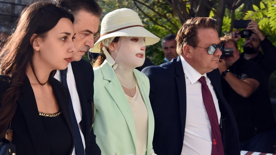 Επίθεση με βιτριόλι: Η συγκλονιστική Ιωάννα, η ψυχρή και αμετανόητη Κακαράντζουλα - Το πρώτο τετ α τετ στο δικαστήριο