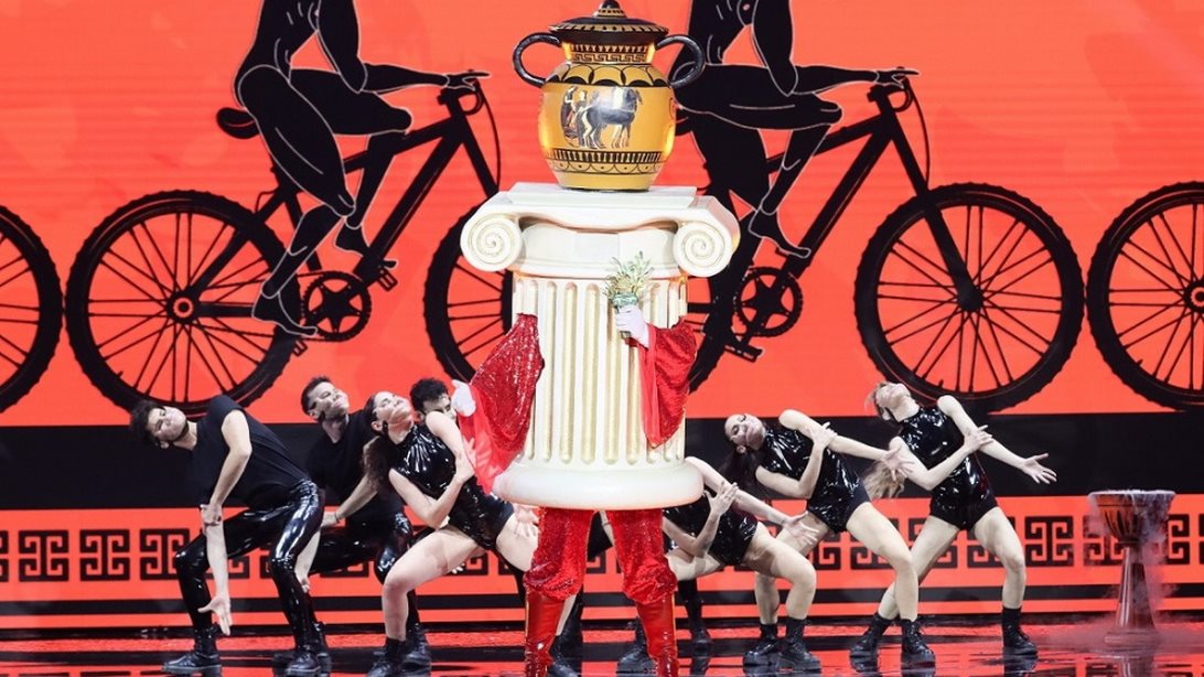 The Masked Singer | Ο &quot;Αμφορέας&quot; για πρώτη φορά στη σκηνή! Δείτε την εντυπωσιακή εμφάνιση