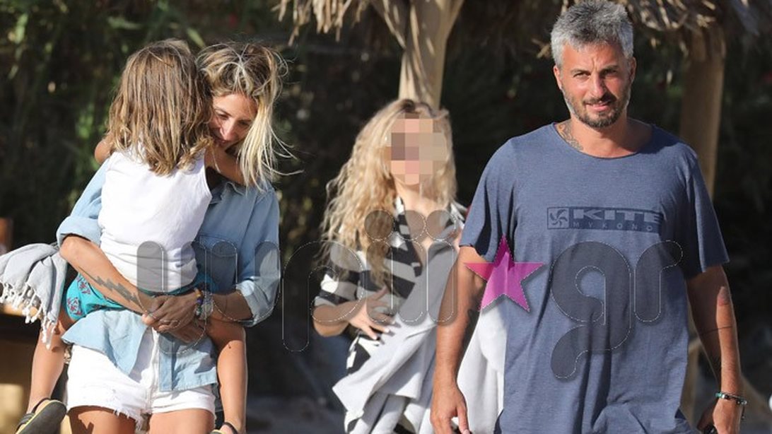 Σοφία Καρβέλα &amp; Θανάσης Πανουργιάς: Στη Μύκονο με τους γιους τους! Όλες οι φωτογραφίες