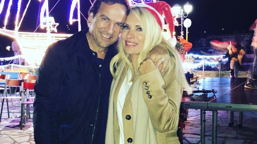 Ελένη Μενεγάκη: Στην Άνδρο στην αγκαλιά του Μάκη Παντζόπολου! Δείτε τις χριστουγεννιάτικες φωτογραφίες τους