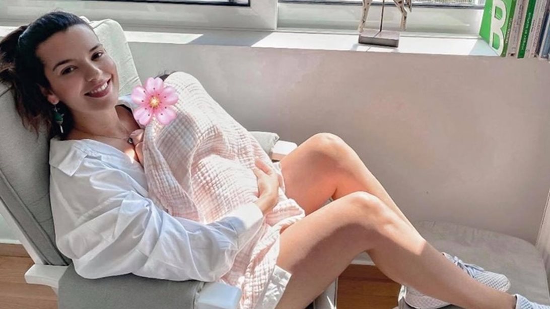 Νικολέττα Ράλλη | Ποζάρει με την ενός έτους κόρη της με matchy matcy μαγιό