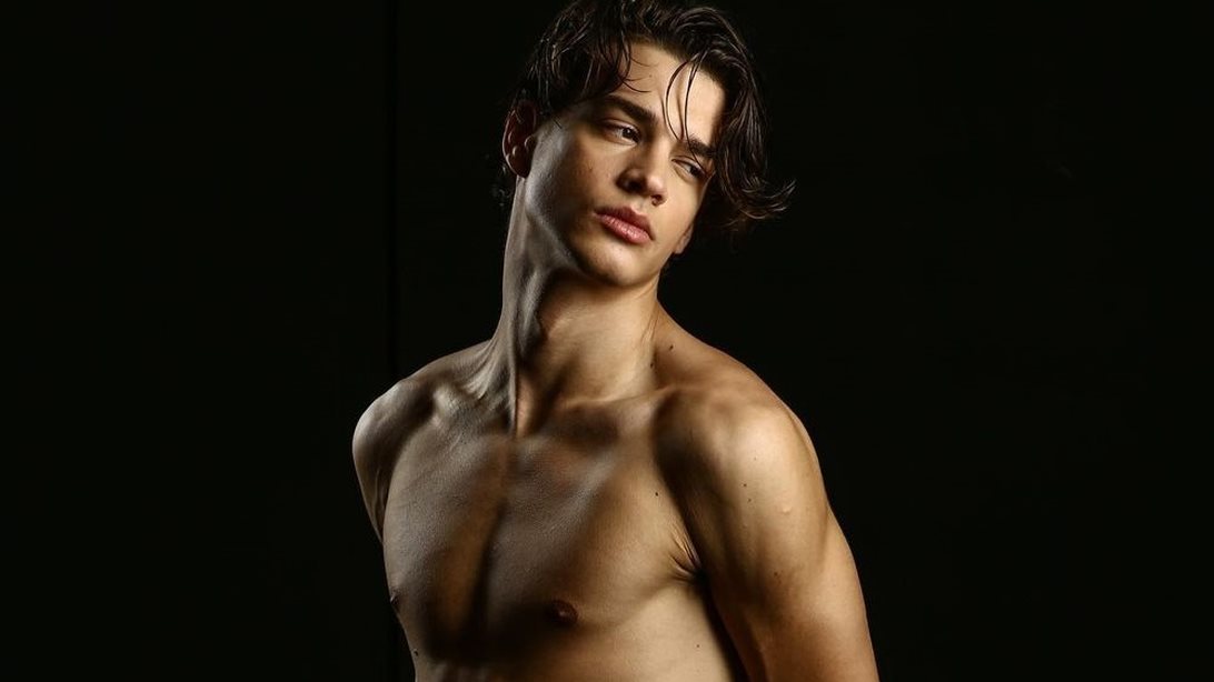 O Ανδρέας από το GNTM ποζάρει μόνο με το εσώρουχο