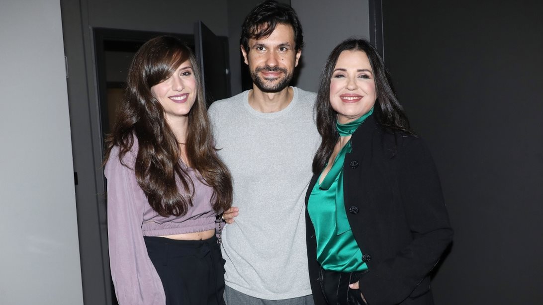 Ορφέας Αυγουστίδης | Επίσημη πρεμιέρα με τη μητέρα &amp; τη σύντροφo στο πλευρό του