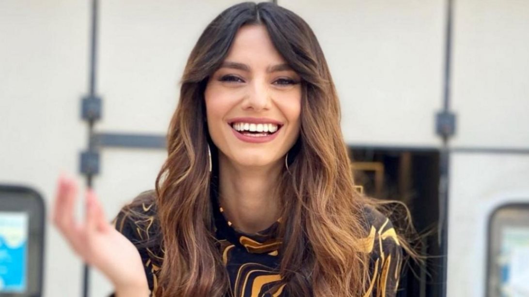 &quot;Ακόμα μου κάνει&quot; | Η Ηλιάνα Παπαγεωργίου, 12 χρόνια μετά, δοκιμάζει το φόρεμα με το οποίο συμμετείχε στον διαγωνισμό &quot;Miss Universe&quot;