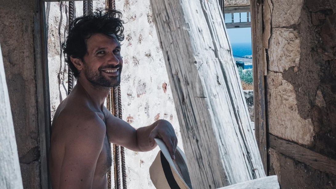 Η πιο τρυφερή φωτογραφία του Ορφέα Αυγουστίδη με τον γιο του - Τρώνε μαζί πεπόνι στην παραλία