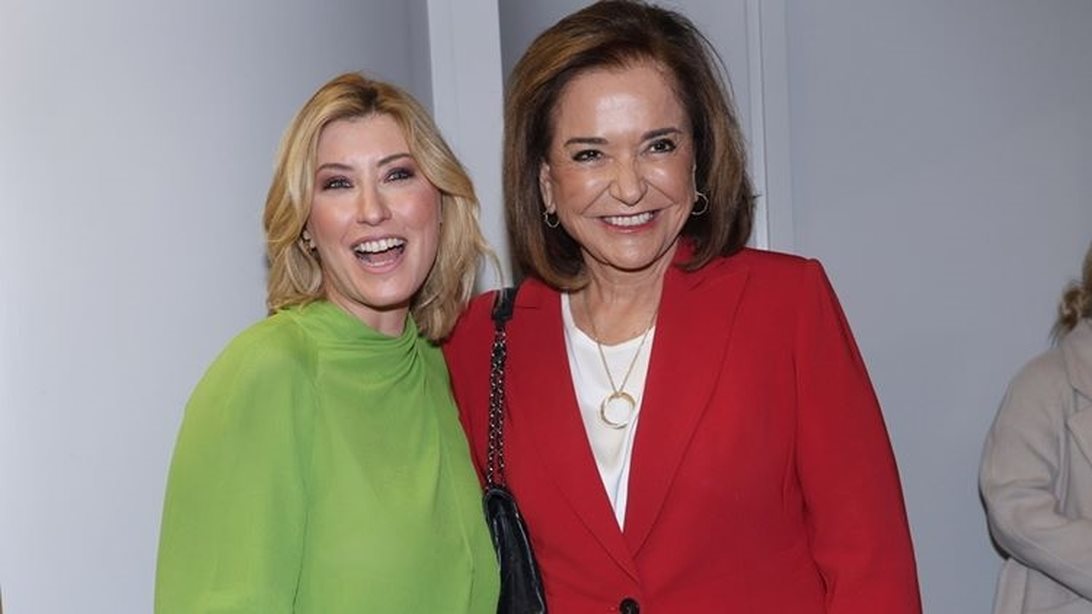 Σία Κοσιώνη και Ντόρα Μπακογιάννη στο Ηρώδειο | Χαμογελαστές με εντυπωσιακά looks