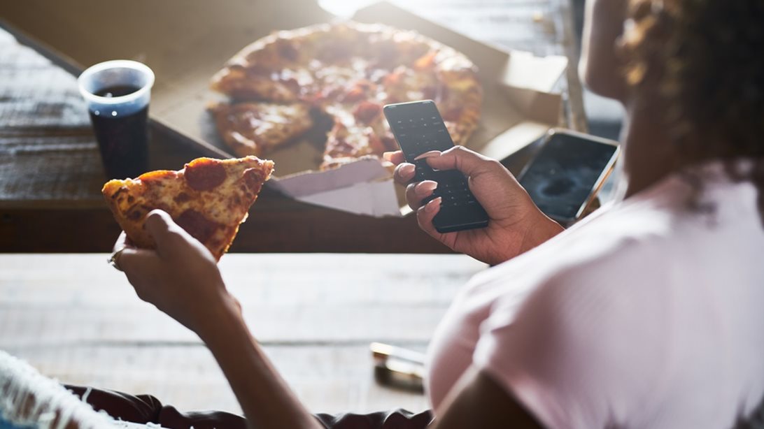 Πώς θα σταματήσεις να τρως συνέχεια στην καραντίνα