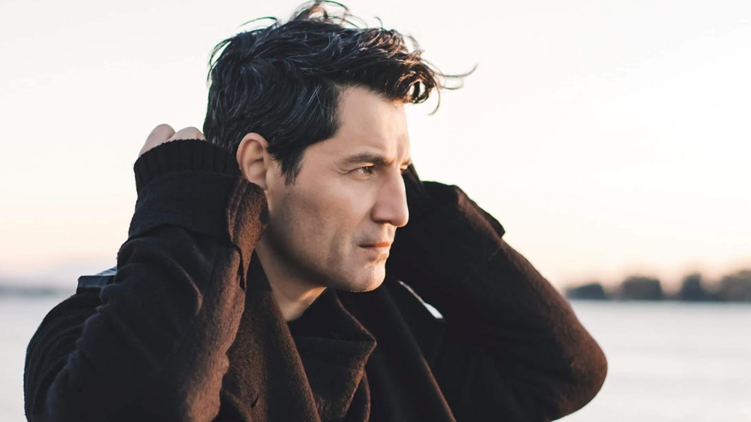 Ο Σάκης Ρουβάς παρουσιάζει το νέο τoυ single με την υπογραφή του Φοίβου!