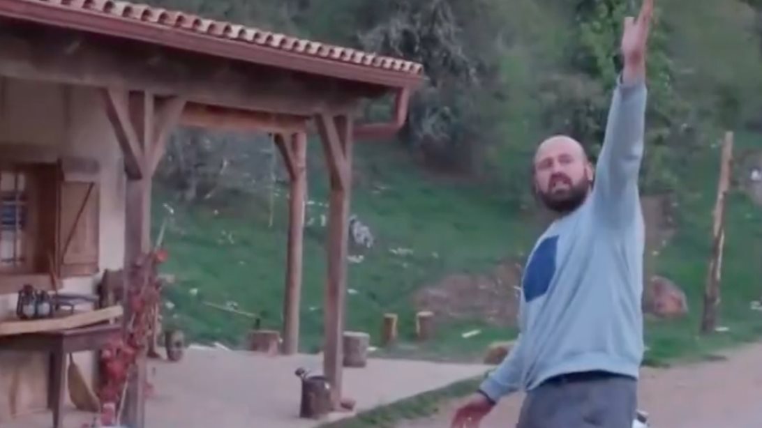 Έξαλλος ο Παύλος για τις δουλείες που δε γίνονται στη Φάρμα: &quot;Έχουμε πεθάνει από την βρώμα δυο μέρες&quot;