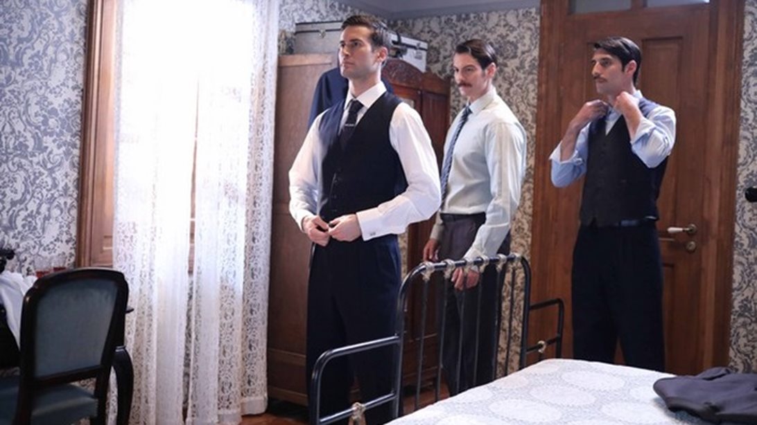 Άγριες Μέλισσες
: Νέες εξελίξεις | Ο γάμος της Ασημίνας με τον Νικηφόρο &amp; το θαύμα που θα συμβεί