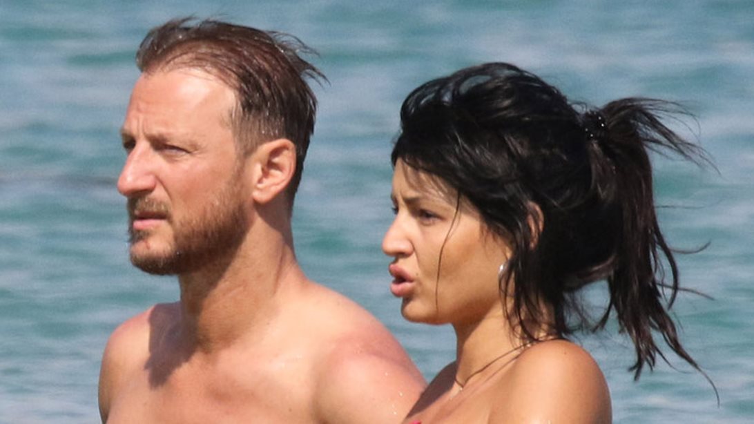 Κώστας Καραφώτης &amp; Άννα Δινέρη: Ερωτευμένοι στη Μύκονο! Η σέξι εμφάνιση με μαγιό και τα τρυφερά στιγμιότυπα στην παραλία