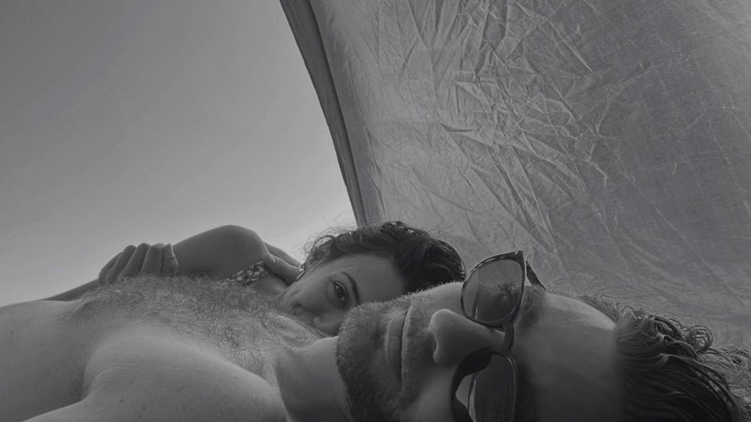 Η Ευγενία Σαμαρά στην αγκαλιά του Γιάννη Ποιμενίδη σε ένα #CoupleGoal στιγμιότυπο