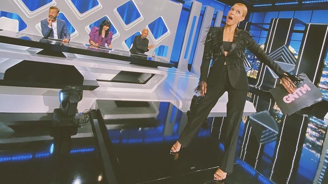 Η Βίκυ Καγιά φόρεσε το ιδανικό σακάκι για τις γιορτές