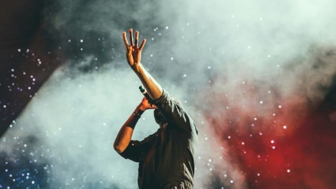 Δύο οι καταγγελίες βόμβα κατά πασίγνωστου τραγουδιστή για σεξουαλική παρενόχληση - "Είναι πολύ μεγάλο όνομα"