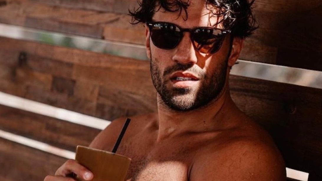 Κωνσταντίνος Αργυρός: Ποζάρει φορώντας μόνο την πετσέτα του &amp; είναι ό,τι πιο σέξι είδες σήμερα στην οθόνη σου!