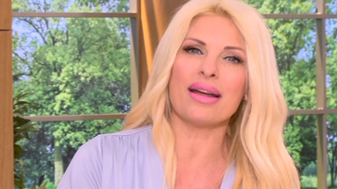 Ελένη Μενεγάκη: Το ταξίδι της στην Κεφαλονιά, η εγκυμοσύνη &amp; ο λόγος που δεν βγήκε για δέκα μέρες από το ξενοδοχείο