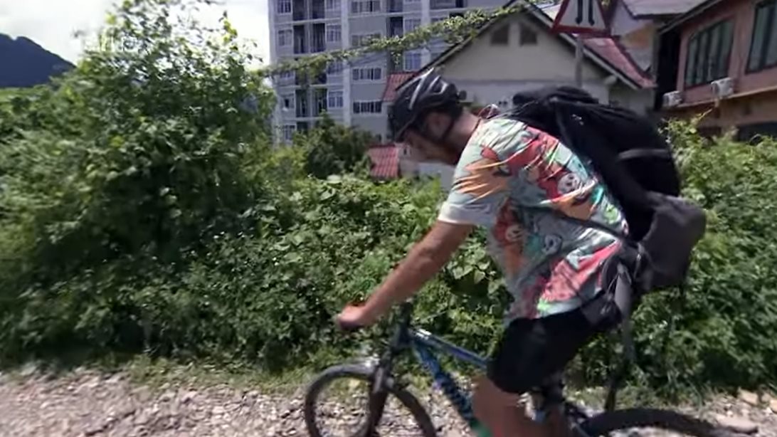 Asia Express | "Ξεχνιέται το ποδήλατο; - Η τούμπα του Fipster"