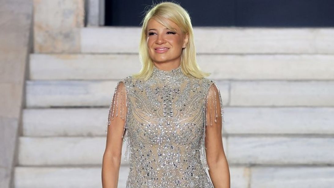 Φαίη Σκορδά | Έλαμψε στην πασαρέλα της Eβδομάδας Mόδας της Αθήνας σε ρόλο μοντέλου