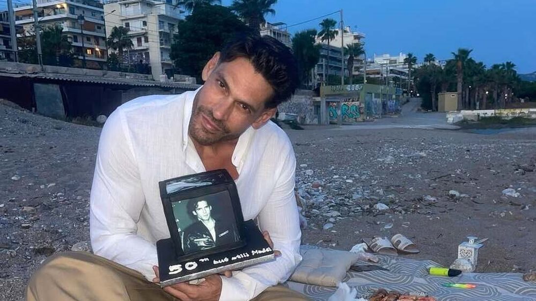 Ο Γιάννης Σπαλιάρας γιορτάζει τα 50 του χρόνια σε beach party με τη σύντροφό του