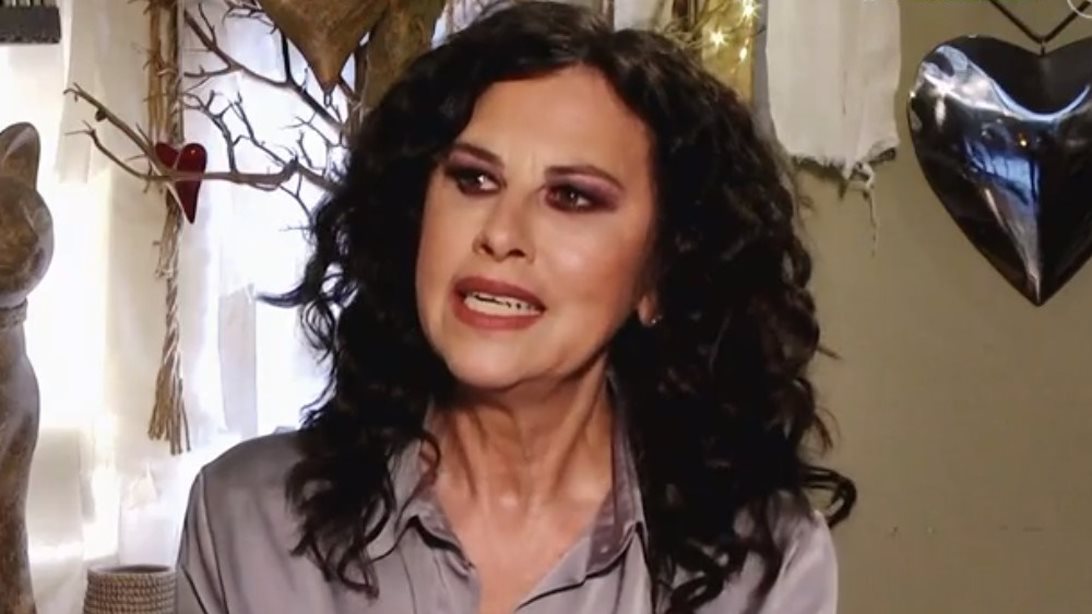 Ελευθερία Αρβανιτάκη | Super chic σε βραδινή έξοδο H αγαπημένη ερμηνεύτρια σε μία σπάνια δημόσια εμφάνιση