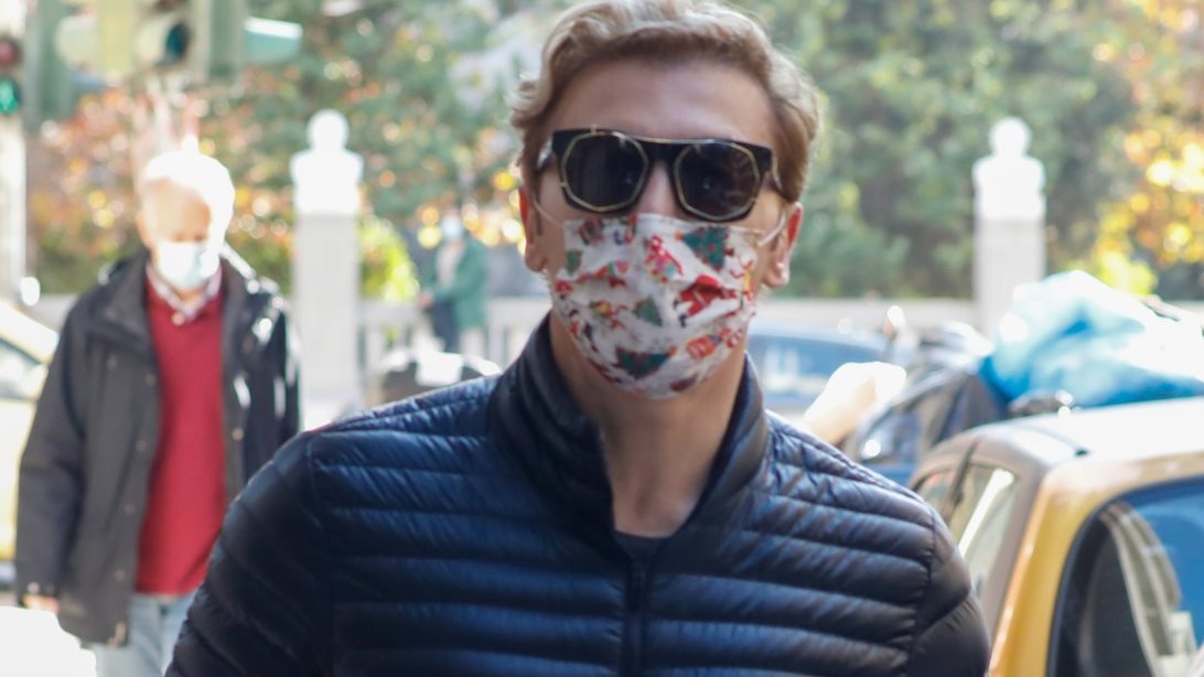 Ο Τάκης Ζαχαράτος βόλτα στο Κολωνάκι