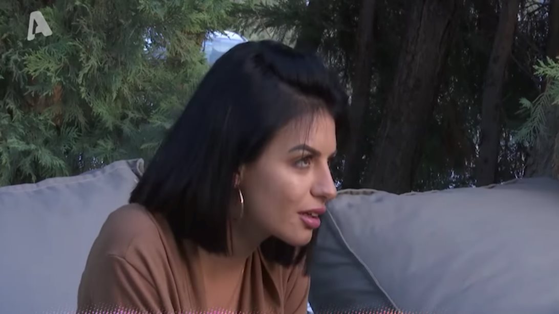 The Bachelor | Αντζελίνα : «Θα τις πιάσω όλες από το μαλλί και θα τις κάνω σφουγγαρίστρα. Η βίλα χρειάζεται σφουγγάρισμα με τόσα τσόκαρα μέσα»