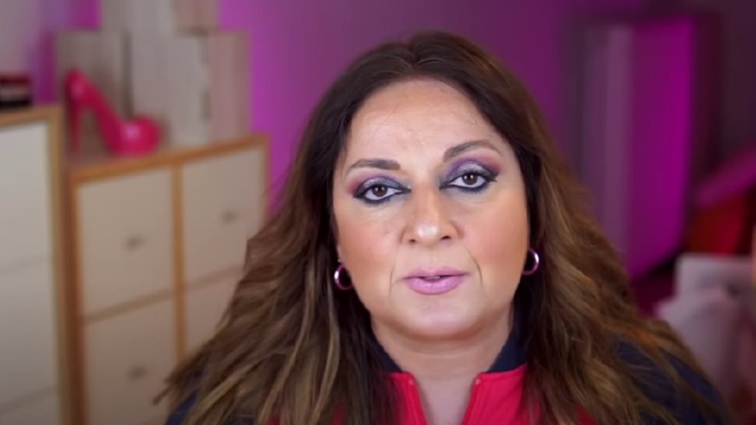 Η Σοφία Μουτίδου σε πόλεμο με τους χρήστες του Twitter &amp; η αντίδρασή τους: "Ποιοι είναι αυτοί που θα σηκωθούν πρωί πρωί με το ιντερνετικό μελάνι να θάψουν ποιόν;"