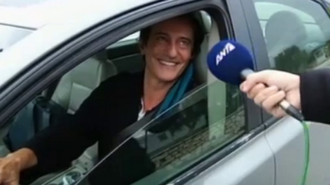 Δείτε πώς αντέδρασε ο Θοδωρής Κουτσογιαννόπουλος όταν ρωτήθηκε αν του λείπει η Ελένη Μενεγάκη