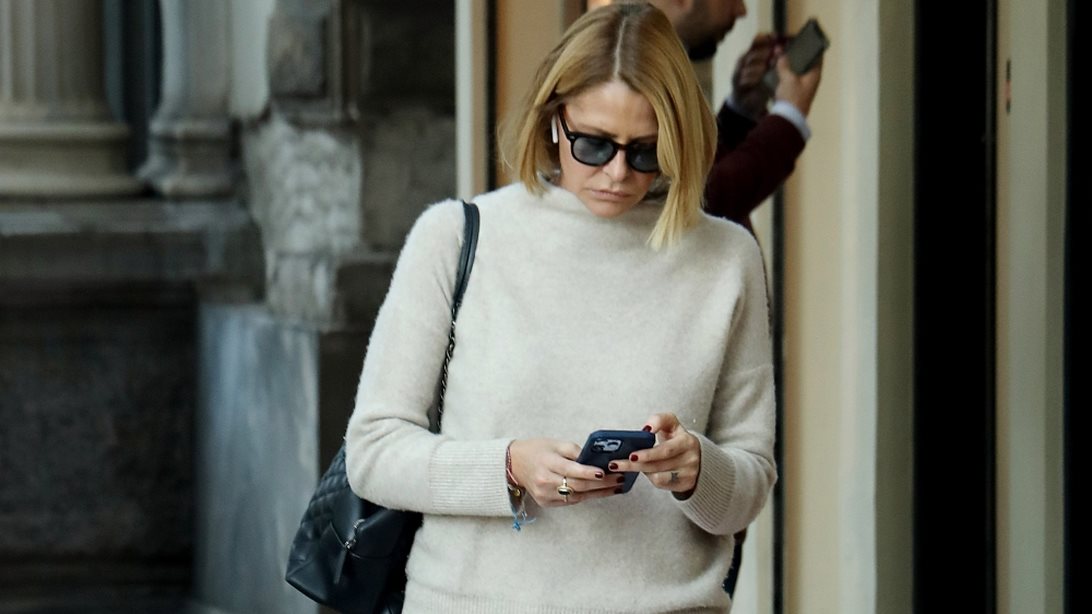 Εργάζεσαι από το σπίτι; Η Τζένη Μπαλατσινού προτείνει το πιο κομψό look